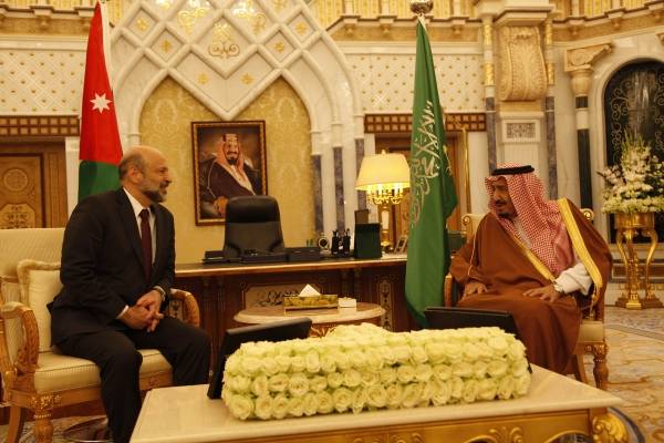 الملك سلمان يستقبل الرزاز