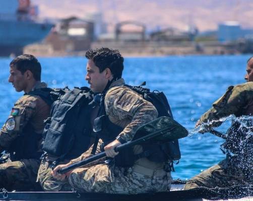 ولي العهد يشارك بتمارين عسكرية مع القوات المسلحة في العقبة (صور)