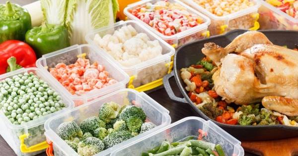 حيلة بسيطة لتنظيف عبوات الطعام البلاستيكية