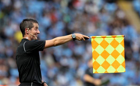 فيديو: حكم يخلع قميصه ويدخل بشجار مع مشجع!