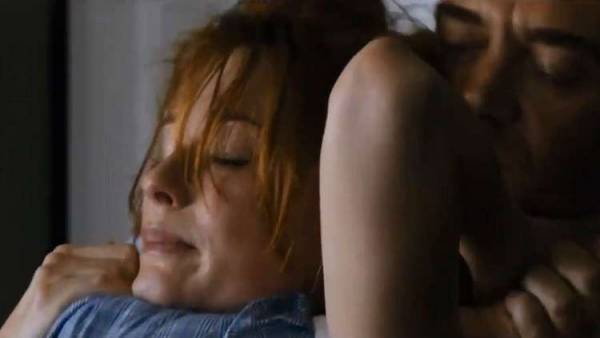 شرطي روسي يدين مشهدا إباحيا جرح مشاعره!