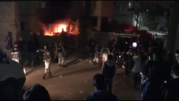 (فيديو متداول) ..حرق المنزل الذي عثر فيه على الطفلة نيبال