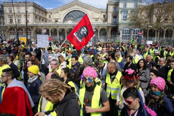 محتجو السترات الصفر يتحدون قراراً بمنع التظاهر في فرنسا