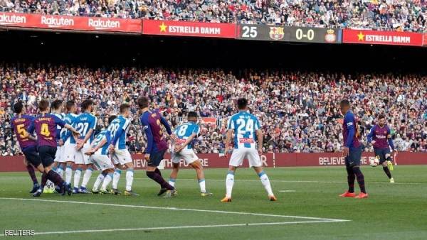 علم الفيزياء يفسر سبب تمكّن ميسي من الركلات الحرة