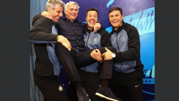 أساطير إنتر ميلان يحتفون بمورينيو