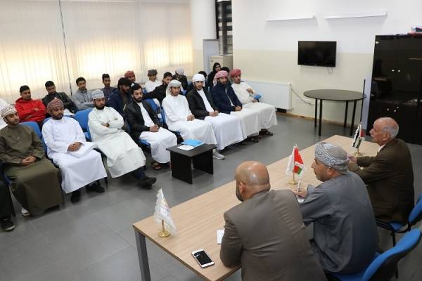 الملحق الثقافي العُماني يلتقي طلبة بلاده في عمان العربية