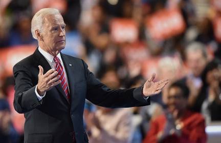 بايدن يوضح حقيقة تقبيله لنائبة امريكية وشمشمة شعرها .. ( تفاصيل)