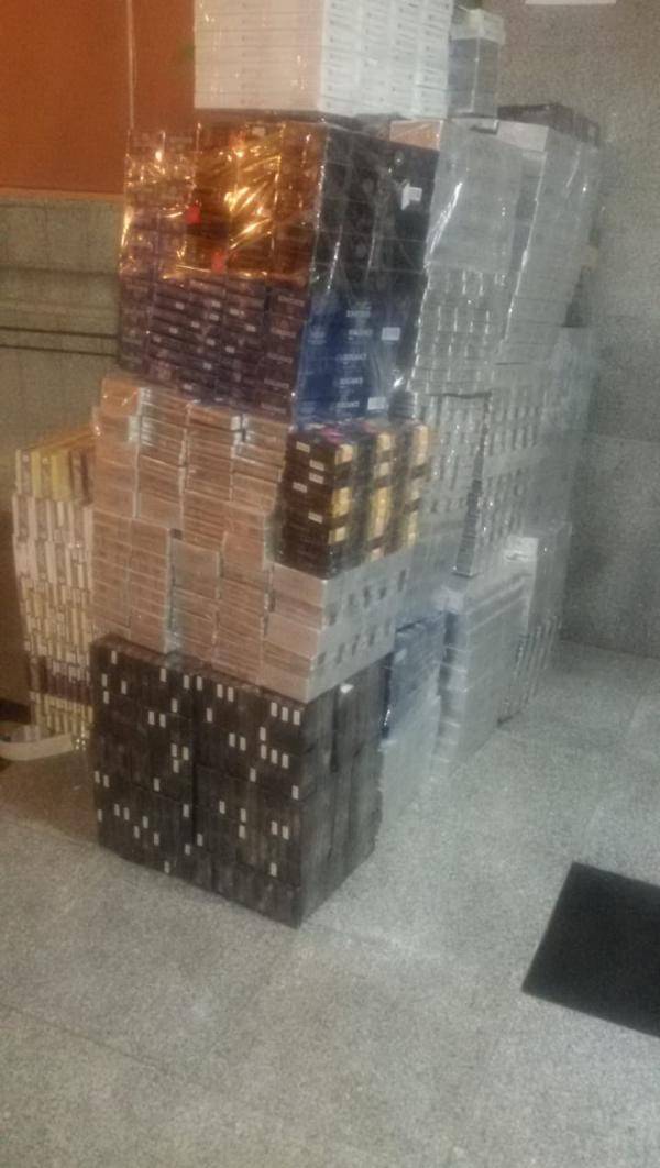 احباط تهريب سجائر ومشروبات كحولية بعد مطاردة على الصحراوي