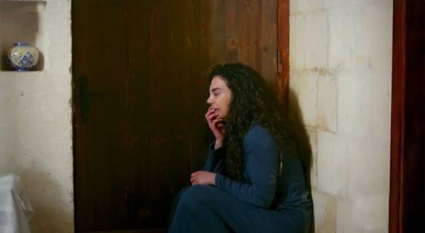 شاهدوا ممثلة تركية تتعرض للإحتراق بسبب إصرارها على أداء المشهد بنفسها