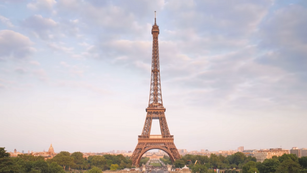 فرنسا تحذر زوار برج إيفيل من أمر غريب!