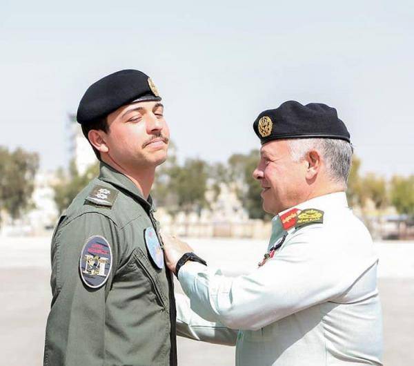 الملك يقلد ولي العهد جناح الطيران