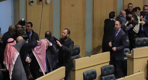 مجلس النواب..ساحة للتشريع أم مسرح للمصارعة وتبادل اللَّكمات؟