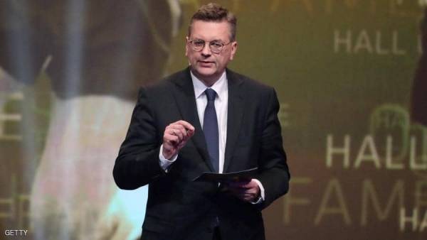 رئيس أكبر اتحاد كرة قدم في العالم يستقيل