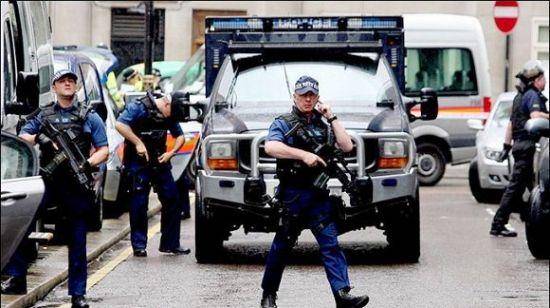 الشرطة البريطانية : العثور على عبوات ناسفة على قضبان القطار في وسط انجلترا