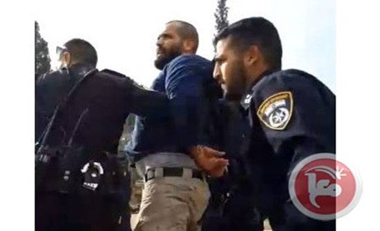 اعتقال أحد حراس الأقصى بعد الاعتداء عليه (فيديو)