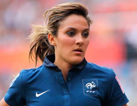 معلق رياضي يطلب الزواج من لاعبة كره اثناء التعليق (فيديو)