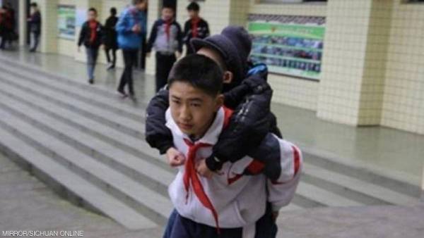 بالصور....صداقة أغرب من الخيال...يحمله يوميا طوال 6 سنوات