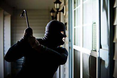 إلقاء القبض على مجرمين إرتكبوا 25 سرقة منزل في إربد