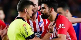 العبارة القذرة قالها ميسي وكوستا.. وطرد واحد فقط