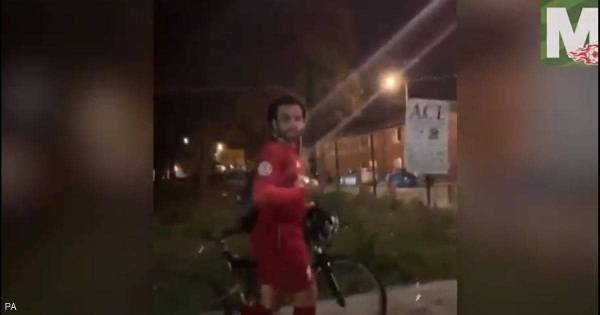مدافع ليفربول يصطاد صلاح مع دراجته بالشارع.. ونجم مصر يعلق