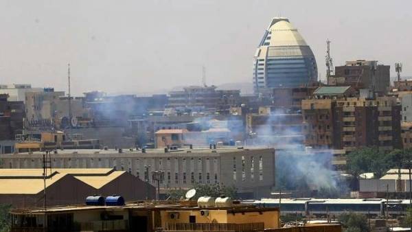 قوات الأمن السودانية تحاول فض اعتصام المحتجين أمام وزارة الدفاع