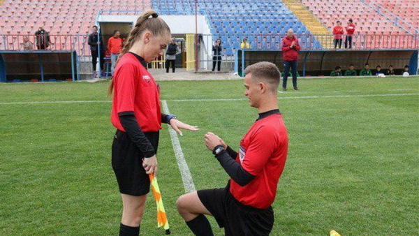 حكم يطلب يد زميلته للزواج على أرضية الملعب