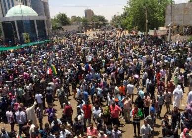 رصاص وغاز لتفريق اعتصام الخرطوم.. والجيش يحمي المتظاهرين