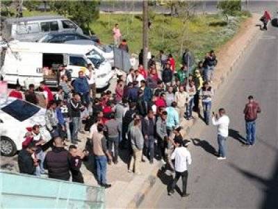 موزعو الالبان في شركة الجنيدي يعتصمون احتجاجاً على فصل (24) موزعاً