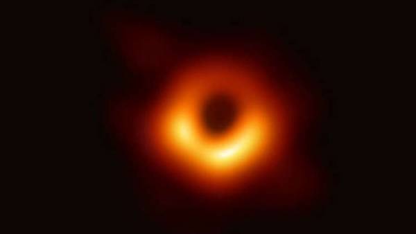 لأول مرة في التاريخ الكشف عن لقطة لـالثقب الأسود