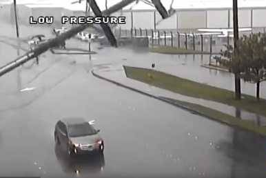 بالفيديو ..لحظة سقوط عمود كهرباء على سيارة في الولايات المتحدة