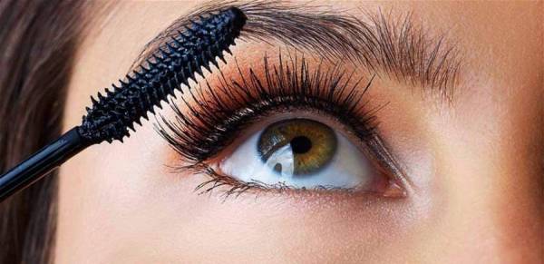 لا تستخفي بالأمر.. هذا ما سيحدث لعينيكِ إذا لم تزيلي الماسكارا قبل النوم