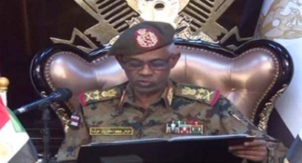 الجيش السوداني يعلن اقتلاع رأس النظام وتشكيل مجلس عسكري انتقالي