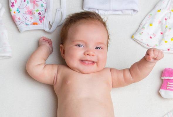 شاهد رضيعاً يحير الأطباء بطول لسانه.. ما قصته؟؟