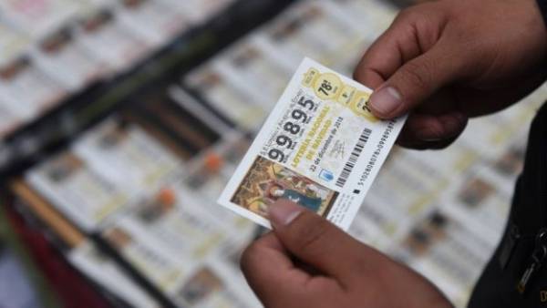 فائزةٌ بأكبر جائزة يانصيب أمريكي تقاضي ابنها بسبب سوء إدارة ثروتها