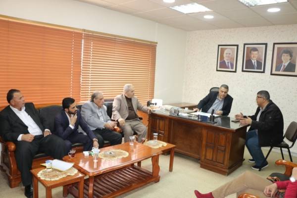 المومني يستقبل وفد نقابة اصحاب المخابز ويبحث موضوع رسوم نقل مخلفات النفايات .. (صور)