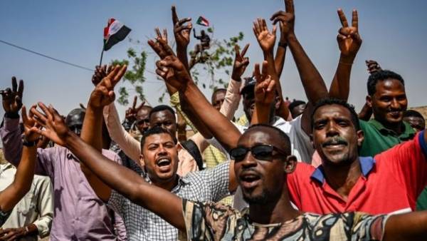 المجلس العسكري يعتقل اثنين من أشقاء البشير ضمن حملة تشمل رموز النظام السابق