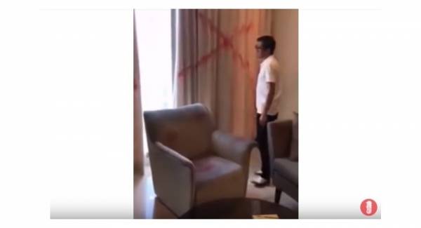 رجل يحطم شقته بمطرقة ثقيلة...والسبب (فيديو)