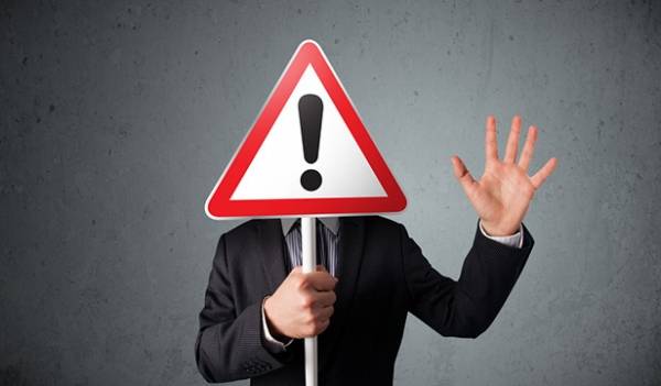 مذيع مصري يتعرض لوعكة صحية على الهواء (فيديو)