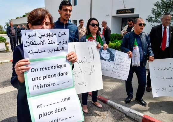 الجزائريون ينزلون إلى الشارع وبكثافة للجمعة التاسعة على التوالي 