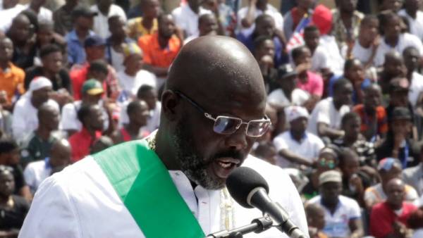 لماذا هرب رئيس دولة إفريقية من مكتبه؟ (فيديو وصور)