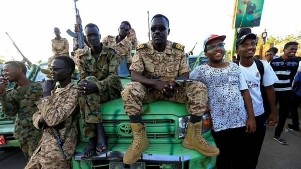 السودان.. اعتقال عدد من قيادات الحزب الحاكم السابق ووضع رئيس البرلمان الأسبق قيد الإقامة الجبرية