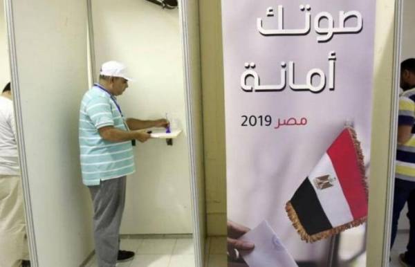 المصريون يدلون بأصواتهم على تعديلات الدستور لليوم الثاني