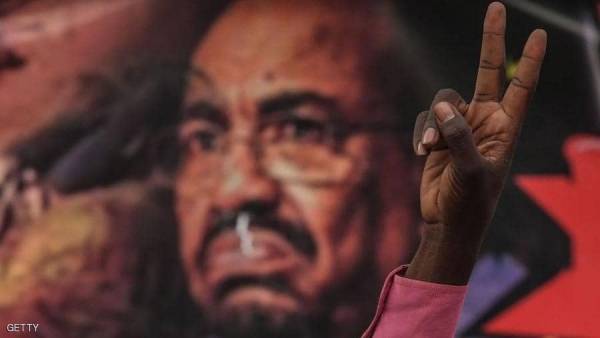 البشير في زنزانته.. أنباء عن رفض الطعام وحالة نفسية صعبة