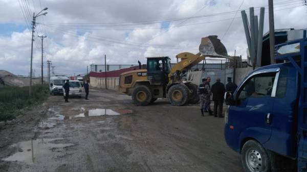 بلدية الزرقاء بالتشارك مع الأجهزة الرسمية تزيل أعتداءات وأدي العش ..