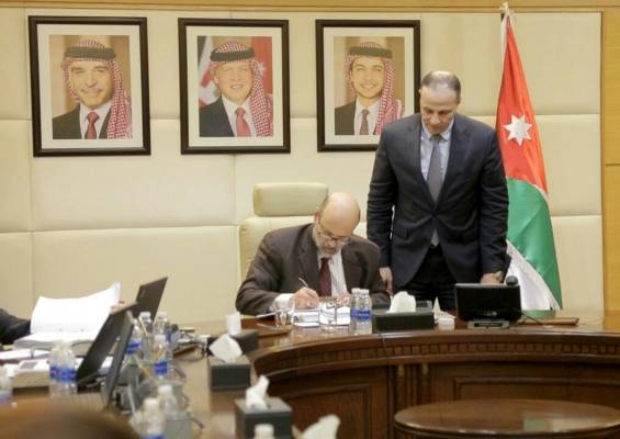 الرزاز وفريقه يوقعون الوثيقة المليونية للتصدي للمخدرات واطلاق العيارات النارية