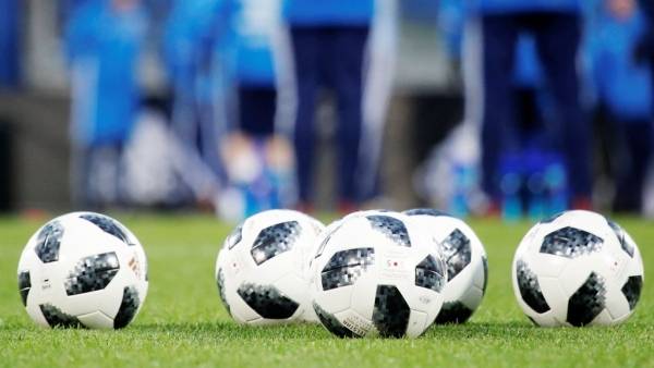 شقيق نجم عالمي يظهر كـجامع كرات في مباراة أخيه (صورة)