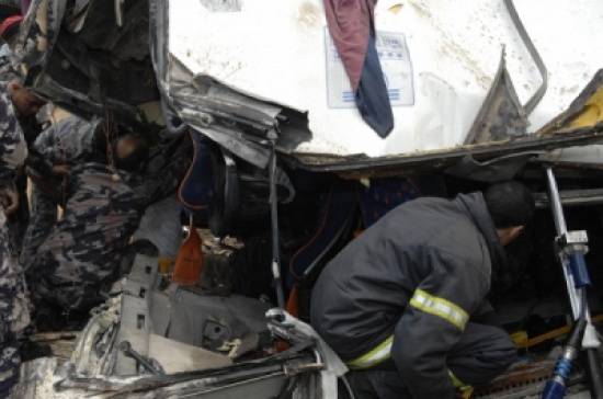 (16) اصابة بحادث تصادم تريلا وحافلة ركاب في معان