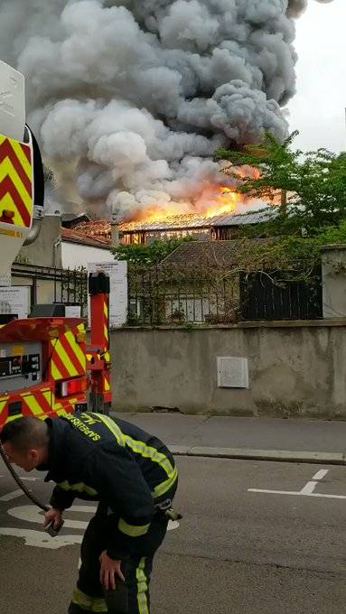 اندلاع حريق ضخم في مدينة فرساي غربي العاصمة باريس