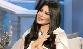 بالفيديو ...حليمة بولند بصورة غير لائقة ومذيعة لبنانية تغسلها