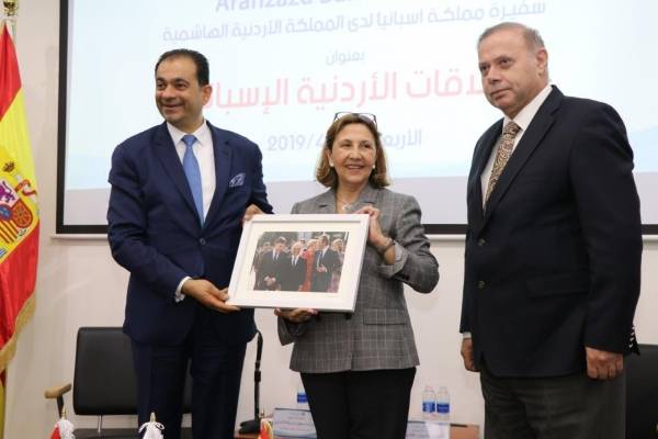 سفيرة اسبانيا في محاضرة بـعمان العربية تؤكد دعم بلادها لحل الدولتين